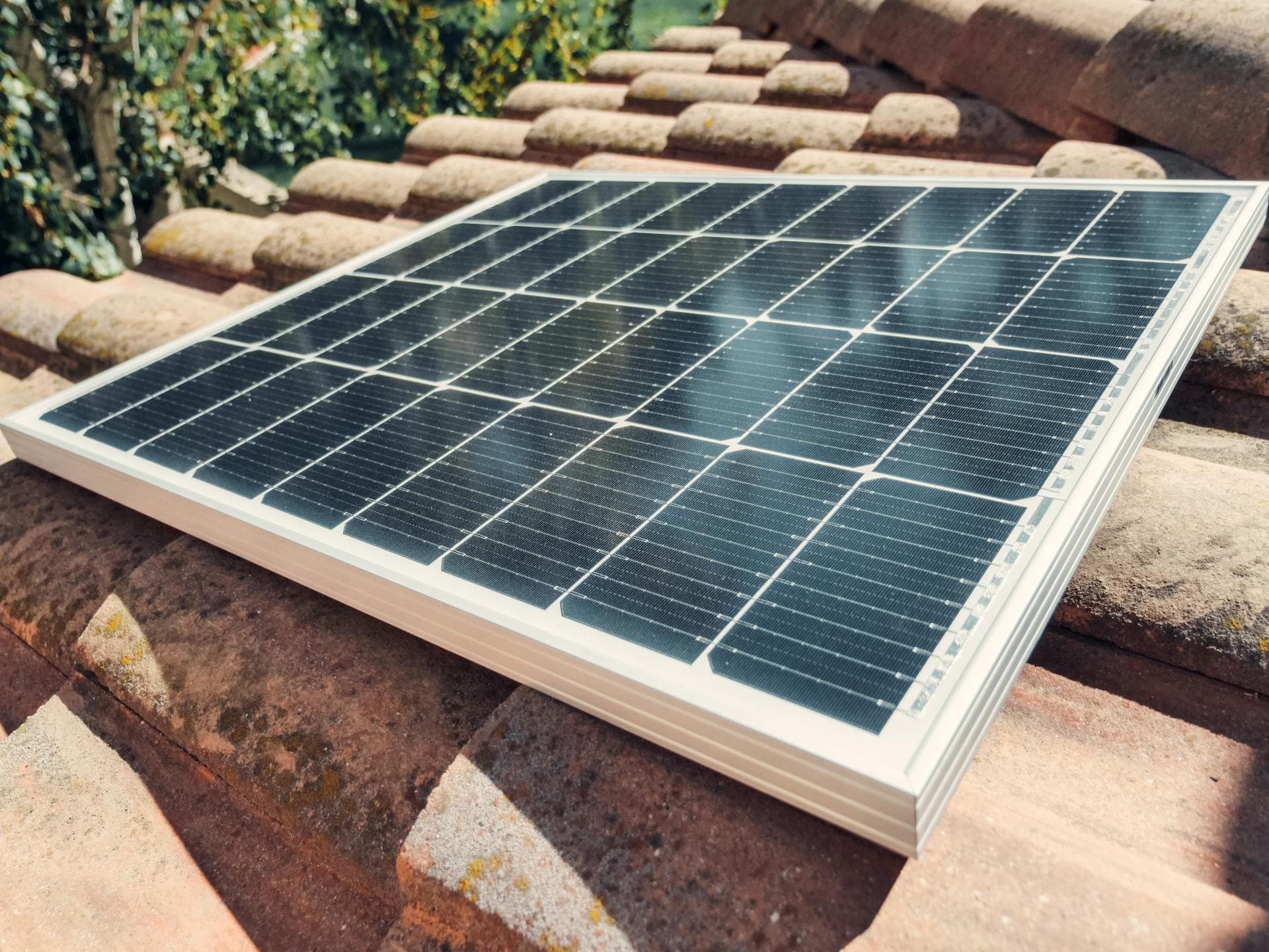 Panneaux solaires installés sur toiture en tuiles